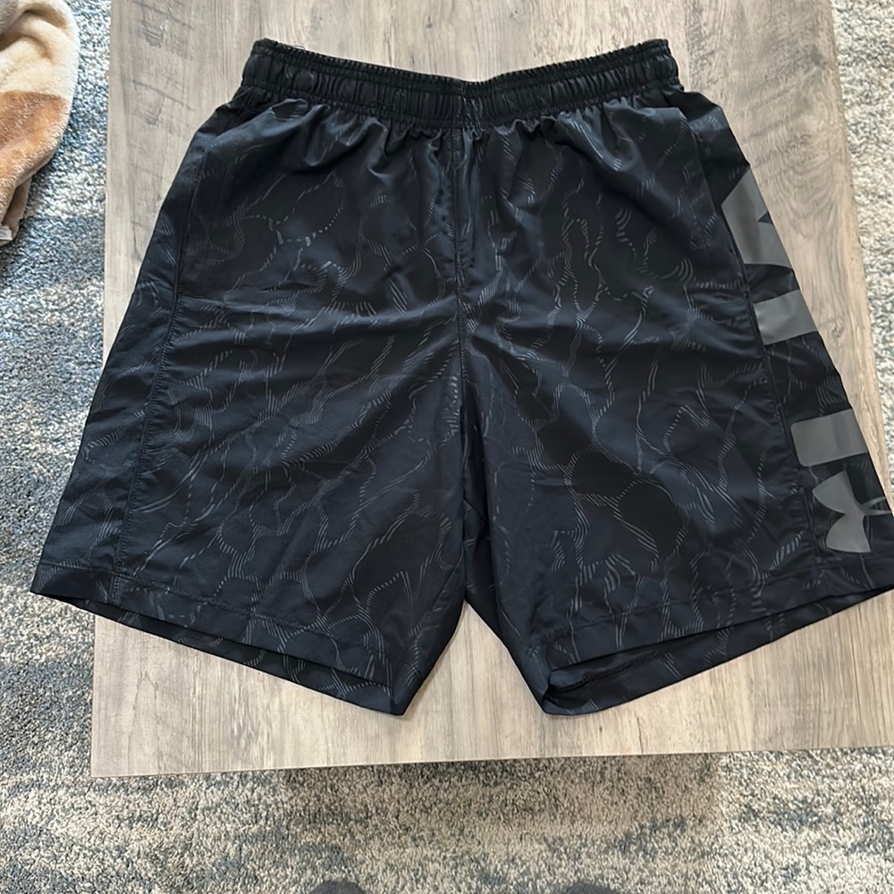 Men’s Size Medium Under Armour Athletic Shorts.